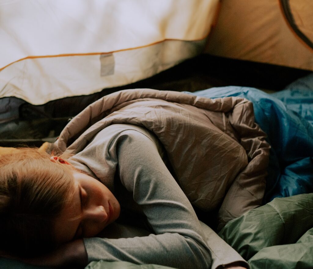 テントの中で睡眠してる様子