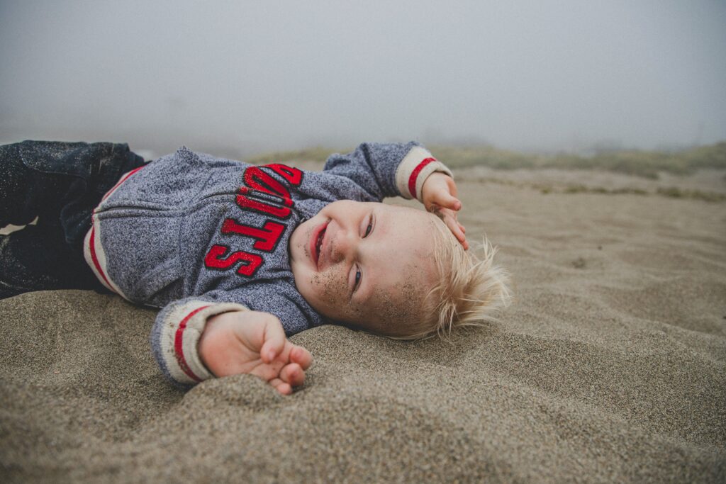 砂浜でゴロンしてる赤ちゃん